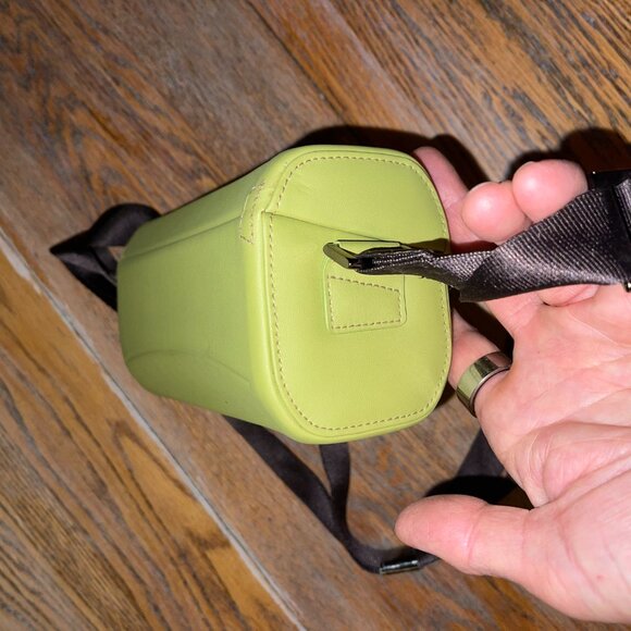 SONY hard case moss green/never used/measures 7.5 x 4x3 (magnetic close flap) - Picture 5 of 7